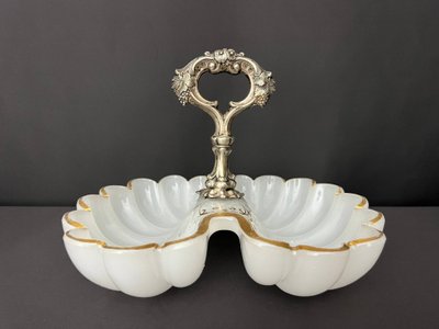 Coupe en opaline blanche et monture en métal argenté, fin XIXe siècle