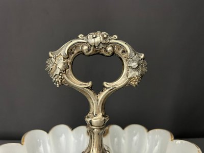 Coupe en opaline blanche et monture en métal argenté, fin XIXe siècle
