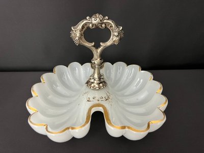 Coupe en opaline blanche et monture en métal argenté, fin XIXe siècle