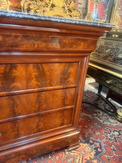 COMMODE EPOQUE LOUIS PHILIPPE EN PLACAGE ACAJOU FLAMME