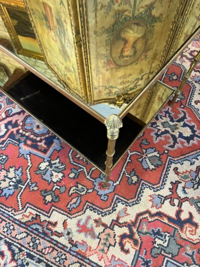 TABLE BASSE EN VERRE EGLOMISEE ATTRIBUEE A LA MAISON BAGUES