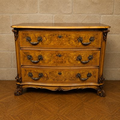 Commode galbée en marqueterie de noyer – Style Louis XV