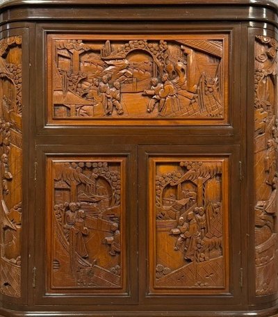 Meuble bar chinois sculpté en bois – XXe siècle