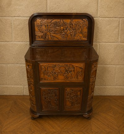 Meuble bar chinois sculpté en bois – XXe siècle