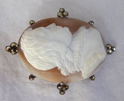 Camée monté en broche sur cadre en. argent et marcassites - fin XIXe siècle