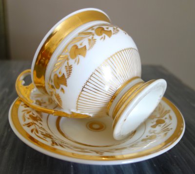 Grande tasse à petit-déjeuner / à chocolat en porcelaine de Paris dorée, époque Empire