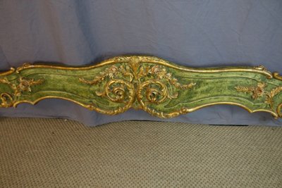 Lit rocaille en bois doré