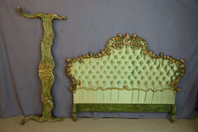 Lit rocaille en bois doré