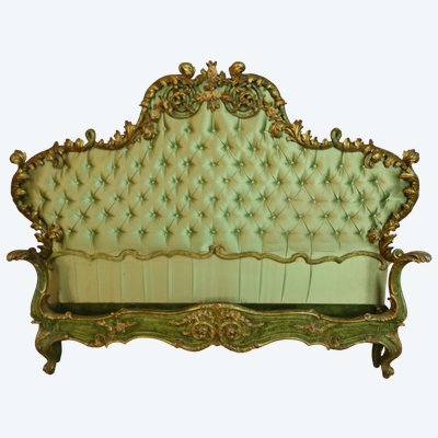 Lit rocaille en bois doré