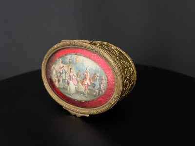 Boîte ovale Napoléon III en bronze doré à miniature galante