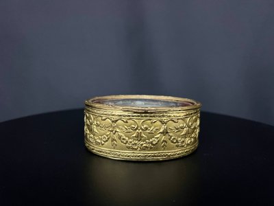 Boîte ovale Napoléon III en bronze doré à miniature galante