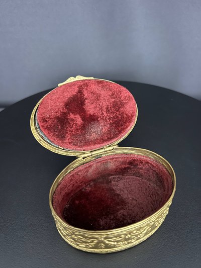 Boîte ovale Napoléon III en bronze doré à miniature galante