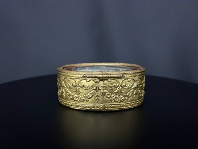 Boîte ovale Napoléon III en bronze doré à miniature galante