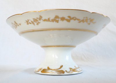 Service à dessert : 12 assiettes et 4 plats en porcelaine de Paris à décor fleuri - vers 1840