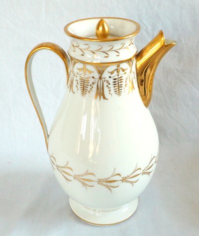 Empire-era coffee pot made of Paris porcelain with fine gold decoration