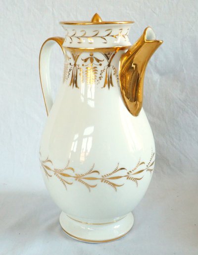 Empire-era coffee pot made of Paris porcelain with fine gold decoration