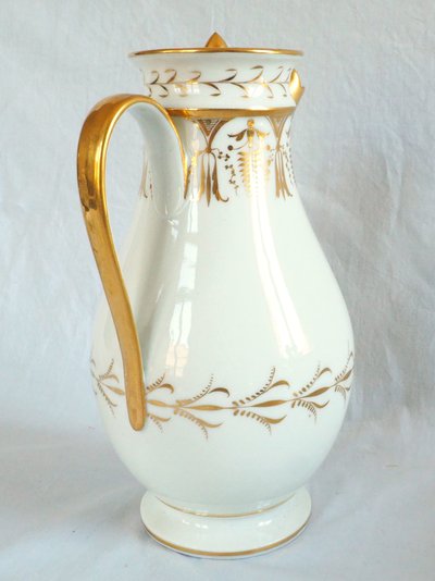 Empire-era coffee pot made of Paris porcelain with fine gold decoration