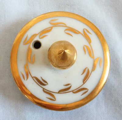 Empire-era coffee pot made of Paris porcelain with fine gold decoration