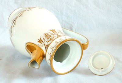 Empire-era coffee pot made of Paris porcelain with fine gold decoration