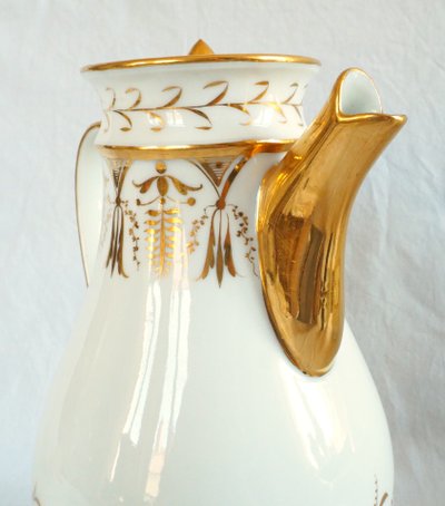 Empire-era coffee pot made of Paris porcelain with fine gold decoration
