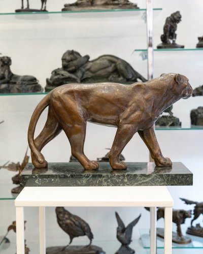 SCULPTURE - LA LIONNE MARCHANT , ALFRED THIELE (1886-1957) - BRONZE