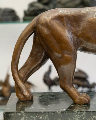 SCULPTURE - LA LIONNE MARCHANT , ALFRED THIELE (1886-1957) - BRONZE