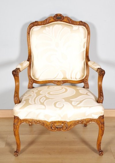 Suite de quatre fauteuils Régence à la Reine en hêtre sculpté, vers 1900