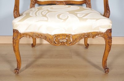 Suite de quatre fauteuils Régence à la Reine en hêtre sculpté, vers 1900