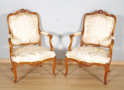 Suite de quatre fauteuils Régence à la Reine en hêtre sculpté, vers 1900