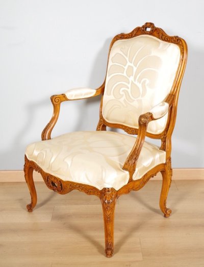 Suite de quatre fauteuils Régence à la Reine en hêtre sculpté, vers 1900