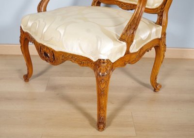 Suite de quatre fauteuils Régence à la Reine en hêtre sculpté, vers 1900