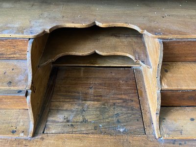 Secrétaire de pente galbé Louis XV en bois fruitier à marqueterie – Compartiment secret