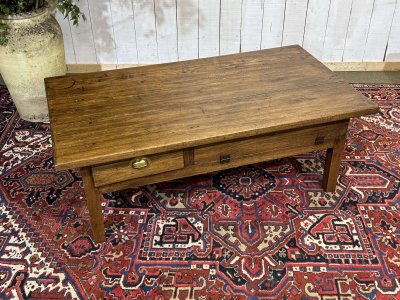 Table basse en noyer fin XIXème - ancienne table de ferme 
