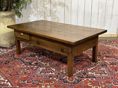 Table basse en noyer fin XIXème - ancienne table de ferme 