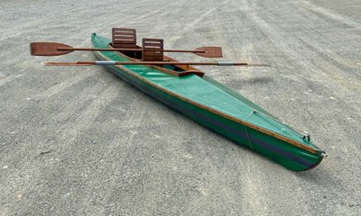Canoé-Kayak en pin d'oregon des années 1950 avec 3 sièges et 2 rames en acajou 