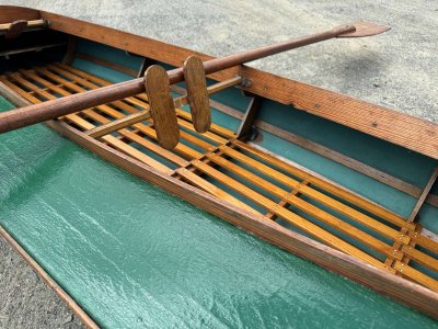 Canoé-Kayak en pin d'oregon des années 1950 avec 3 sièges et 2 rames en acajou 