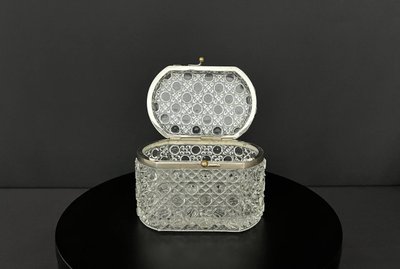Boîte à bijoux en cristal taillé à décor de pointes de diamant