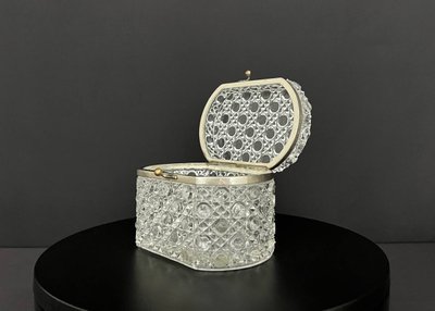 Boîte à bijoux en cristal taillé à décor de pointes de diamant