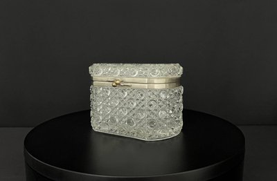 Boîte à bijoux en cristal taillé à décor de pointes de diamant