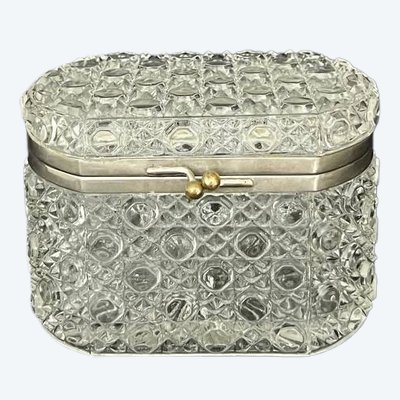 Cut crystal jewelry box with diamond-point decoration
