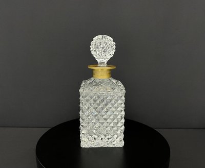 Carafe à whisky en cristal taillé à décor de pointes de diamant, monture en bronze doré