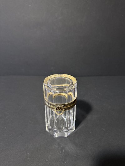 Boîte à poudre en cristal taillé et monture en laiton doré – Style Louis XVI – Début XXᵉ siècle