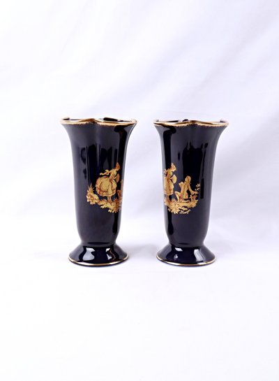 Paire de vases cornet en porcelaine de Limoges signés M P Samie milieu XXe