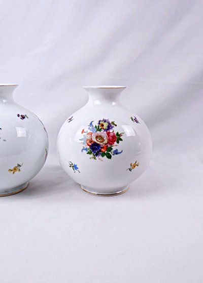 Paire de vases boule en porcelaine Allemande dans le goût de Rosenthal milieu XXe