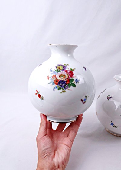Paire de vases boule en porcelaine Allemande dans le goût de Rosenthal milieu XXe