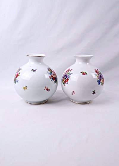 Paire de vases boule en porcelaine Allemande dans le goût de Rosenthal milieu XXe