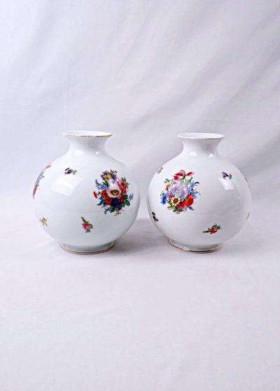 Paire de vases boule en porcelaine Allemande dans le goût de Rosenthal milieu XXe