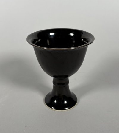 Coupe sur pied en porcelaine monochrome noir  XVIIIème siècle Chine