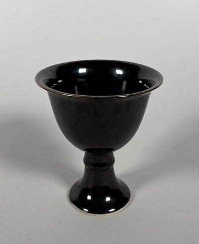 Coupe sur pied en porcelaine monochrome noir  XVIIIème siècle Chine