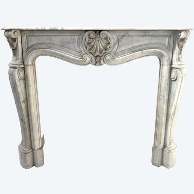 Cheminée de style Louis XV en marbre blanc veiné de Carrare XIX siècle